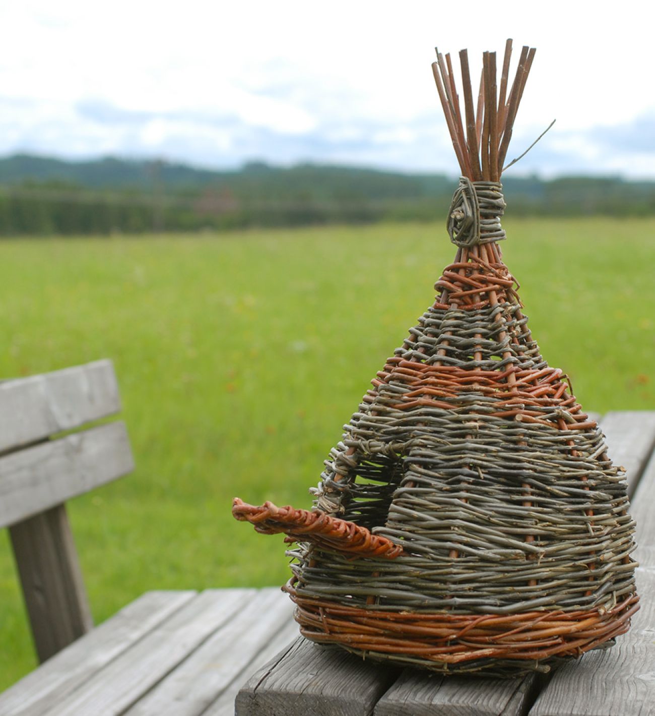 Kunstwerk aus Weidengeflecht am Haus Haas in Oy