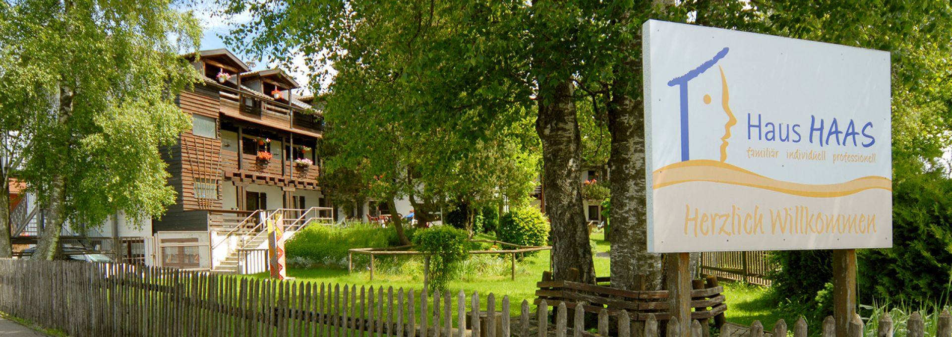Haus Haas in Oy, Schild mit Garten und Gebäude im Hintergrund
