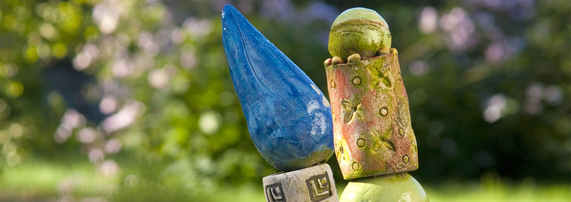 Keramische Kunstwerke im Garten vom Haus Haas in Oy