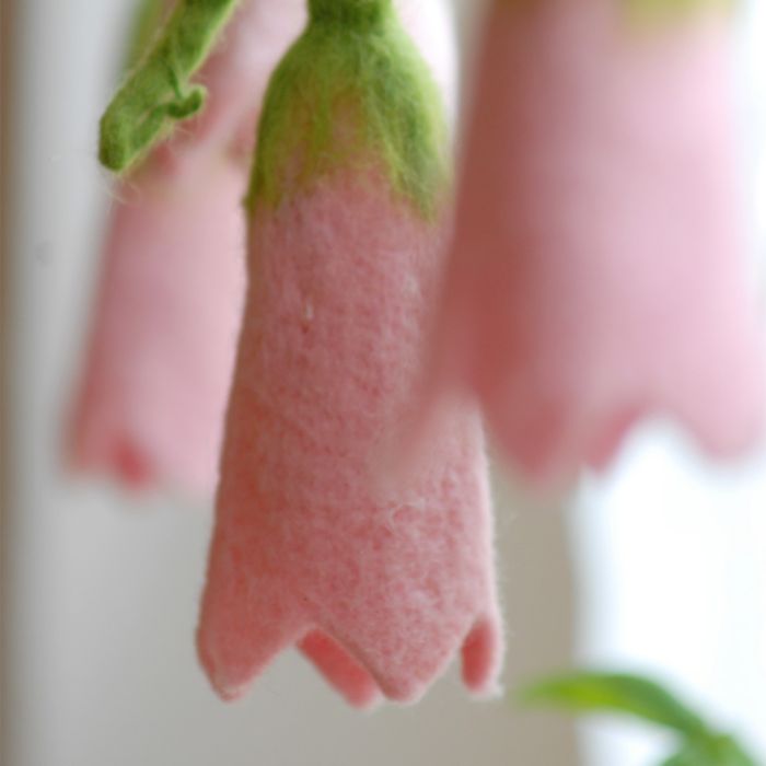 Filzblumen am Fenster